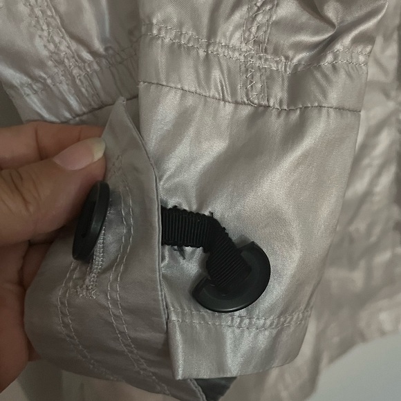 Vince Camuto Women’s Jacket windbreaker. Silver. Size Large. - Picture 10 of 10